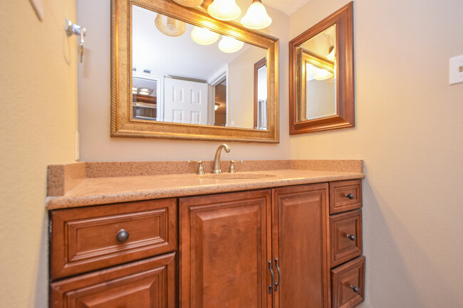 Building Photo - 3 Bedroom Townhouse - Northwest Hills