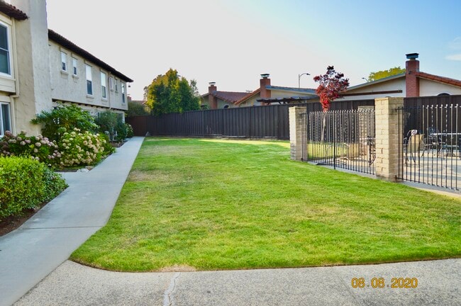 Building Photo - 5104 Westmont Ave