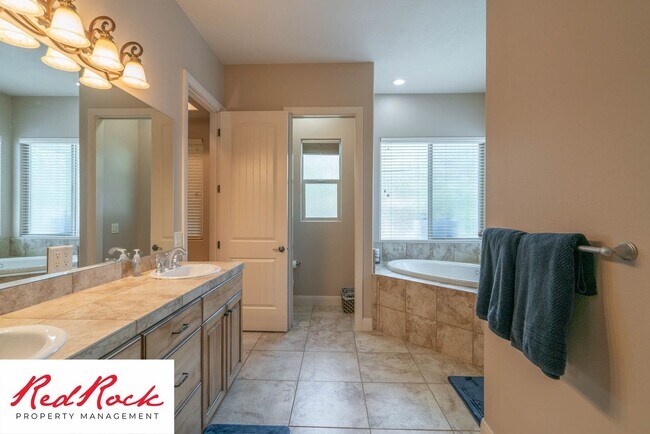 Building Photo - Minimally Furnished home in Little Valley!