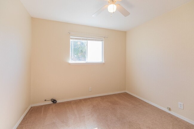 Building Photo - Conveniently located 3 Bedroom with Conver...