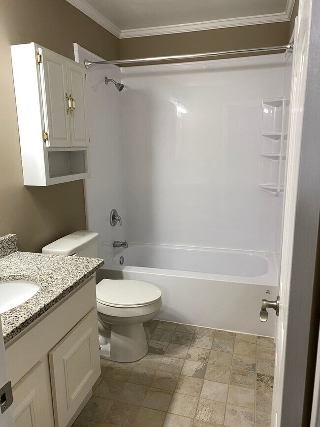 Building Photo - Nice 3BR Condo in Huntington Ridge