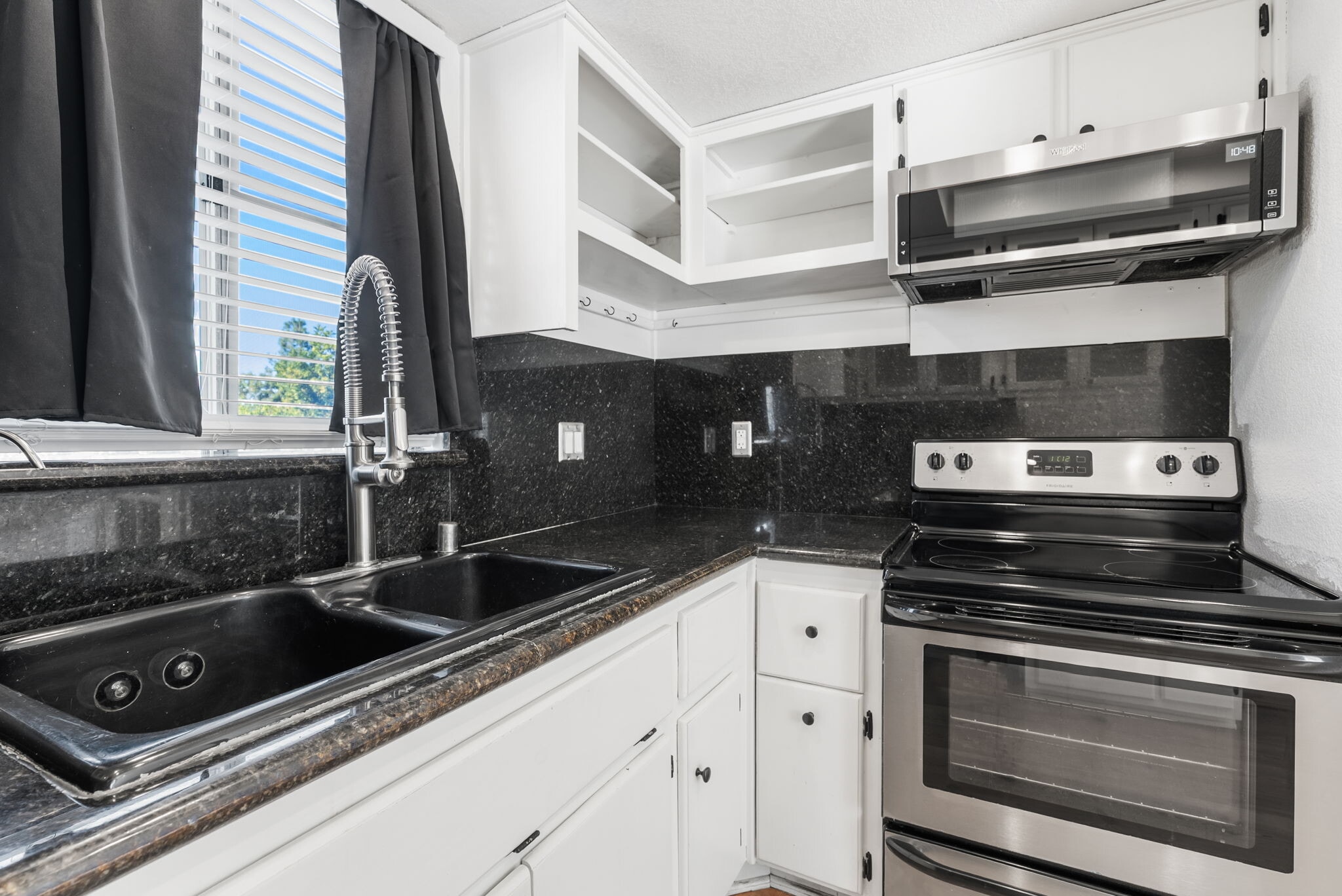 Building Photo - 155 N Cross Creek Rd