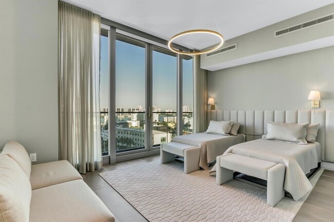 Building Photo - 17901 Collins Ave