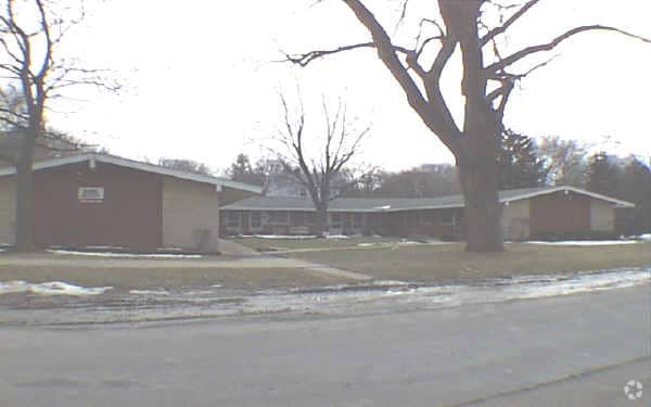 Primary Photo - 606 Crescent St