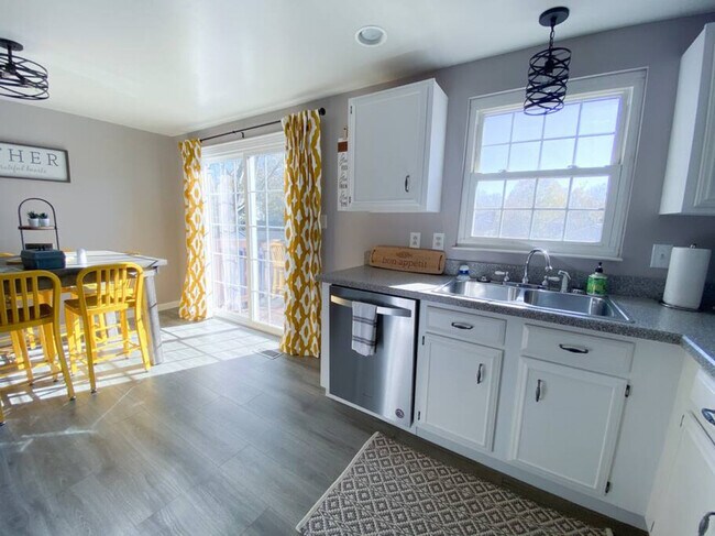 Building Photo - 11423-11425 5 Cedars Rd