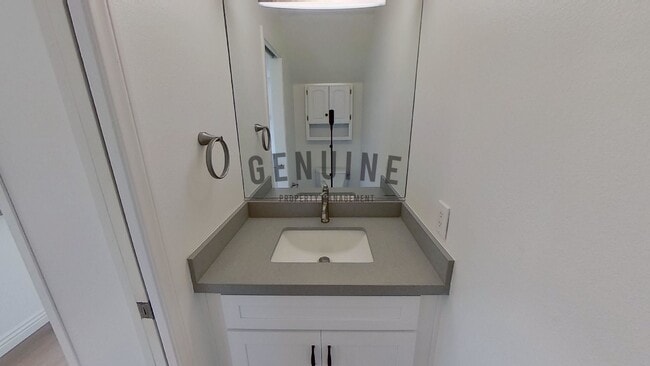 Building Photo - Beautiful 3BD 3.5BA Townhome in Newport Heights