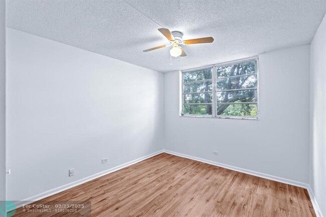 Building Photo - 447 NE 195th St