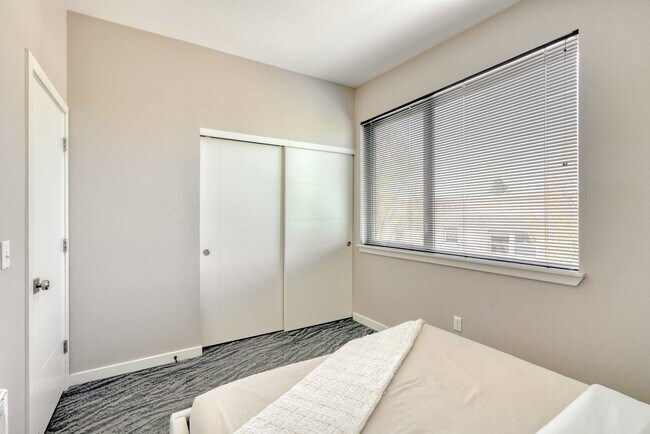 Building Photo - 1428 SE 19th Ave