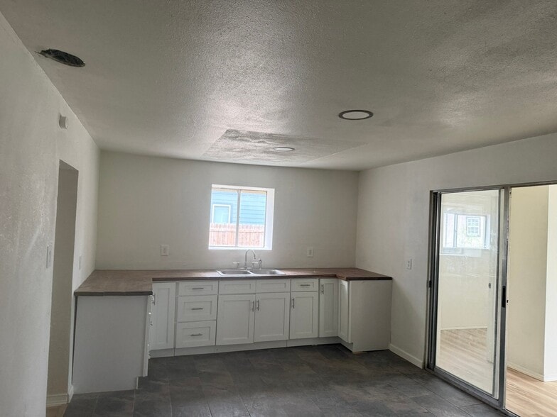 Building Photo - 709 S Chupaderas St
