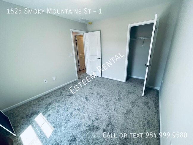 Building Photo - 1525 Smoky Mountains St