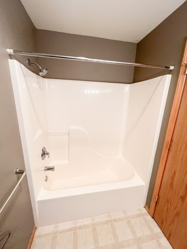 Building Photo - Three Bedroom, Two Bath House in Southview