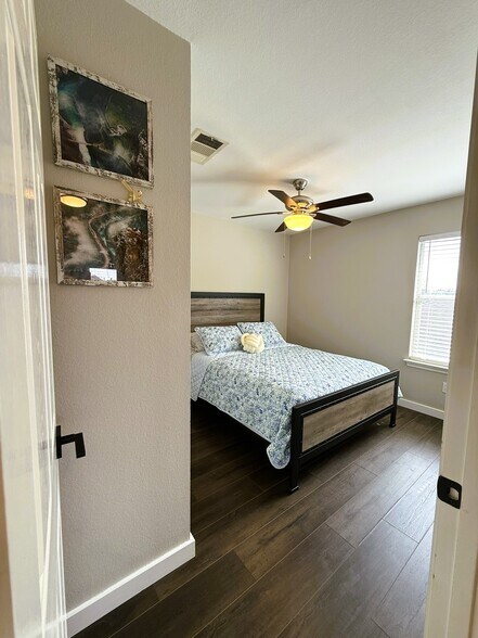 Building Photo - 178 Amber Oak Dr