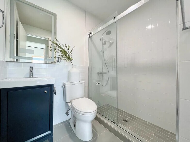 Building Photo - Furnished room/NOT APARTMENT