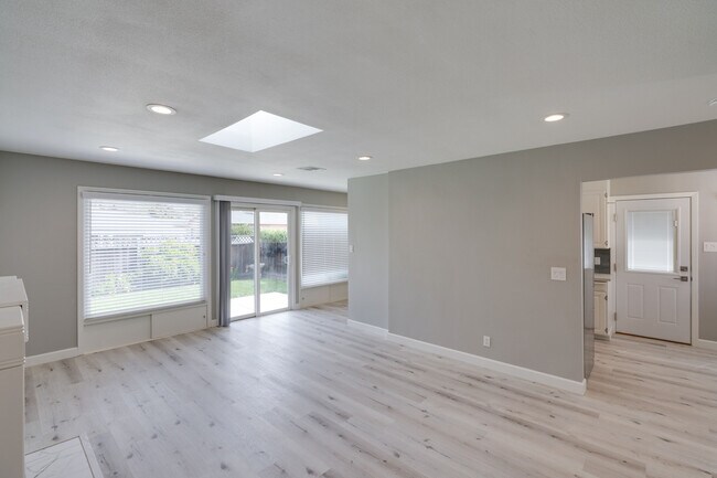 Building Photo - 405 S Fernwood Cir