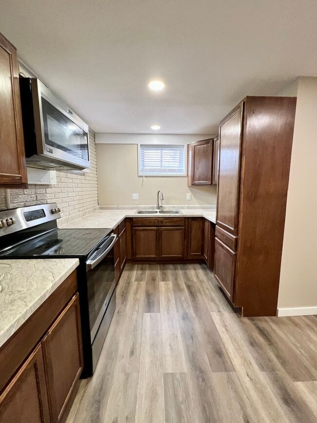 Building Photo - Updated 2 Bed Duplex in Central MHK - Augu...