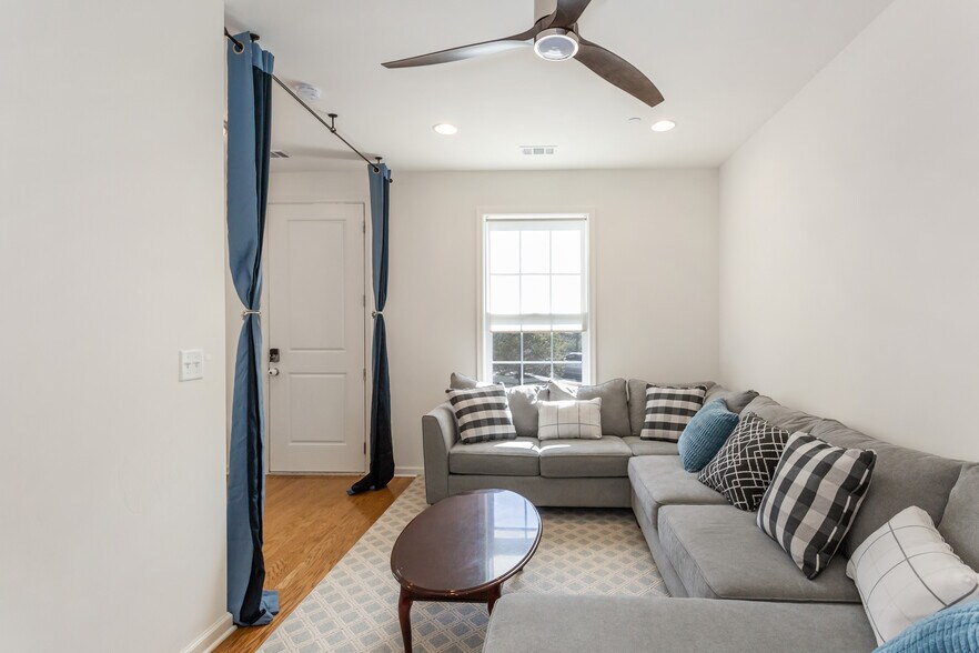 Building Photo - 293 Bradley Dr