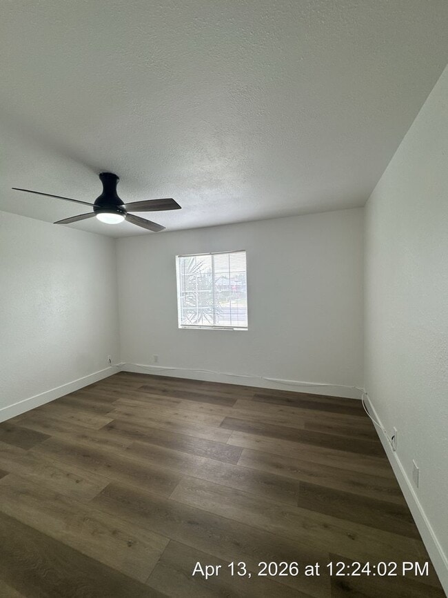 Building Photo - Dinuba Home! Available Now !