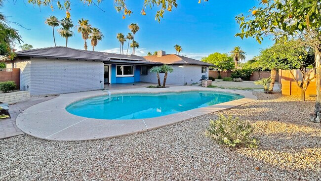 Building Photo - 3005 S Fairway Dr