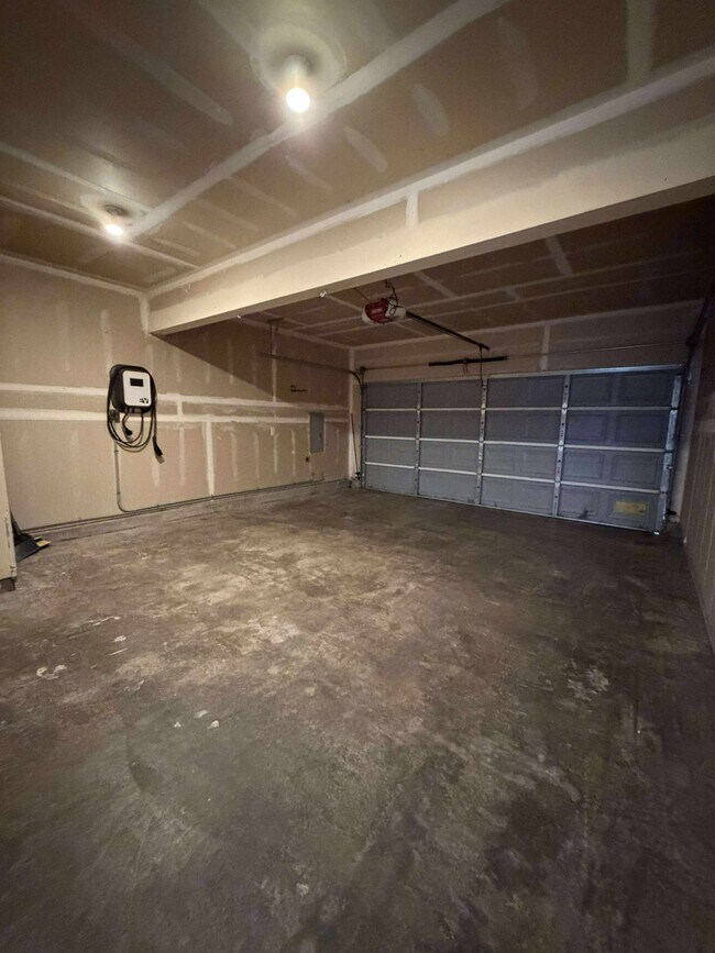 Building Photo - 904 Avalon Ct SE