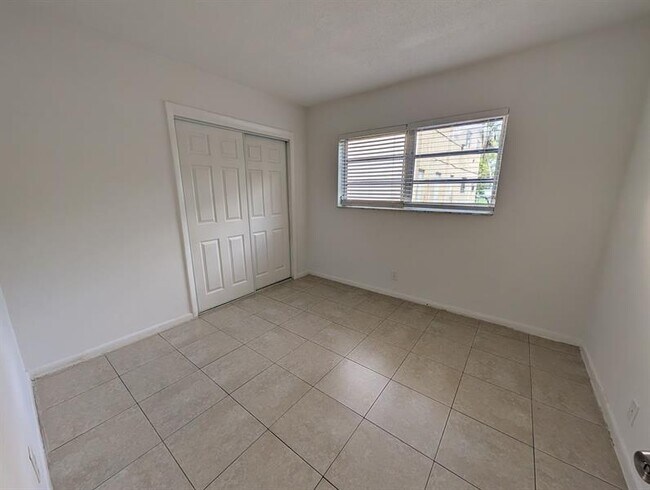 Building Photo - 481 Sunshine Dr