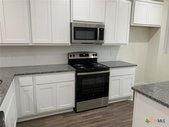 Building Photo - 1862 Royal Loop