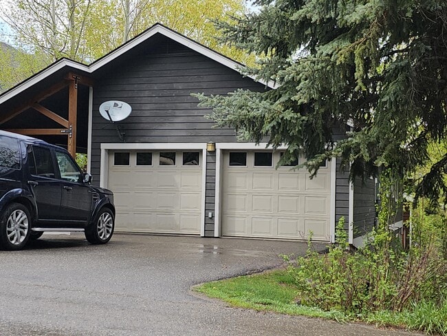 Building Photo - 315 Pine Dr