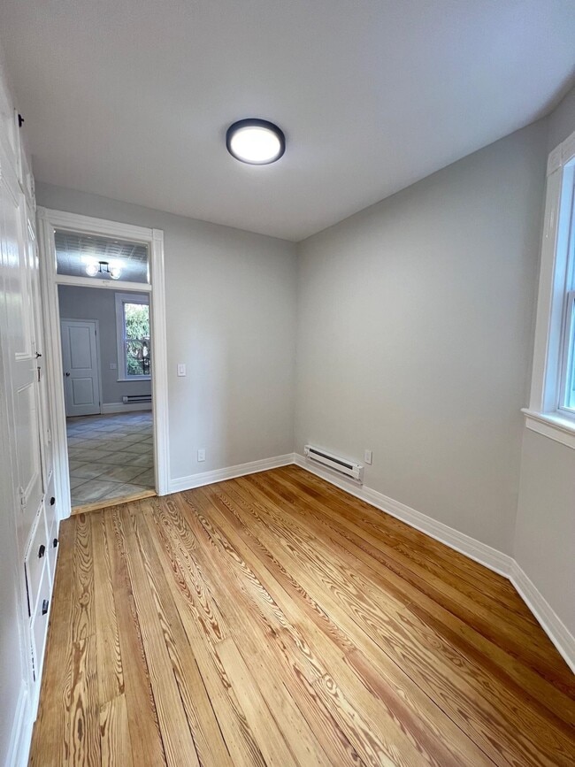 Building Photo - 492 Monmouth St