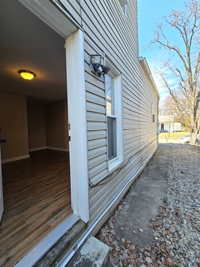 Building Photo - Charming 3 Bedrooms, 2 Full Bathroom Home!...