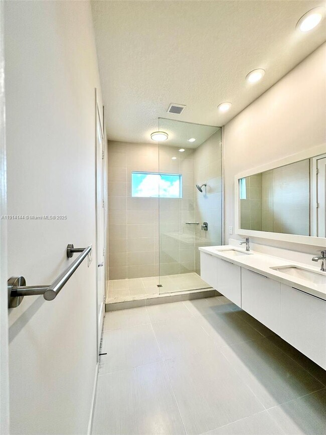 Building Photo - 10410 NW 67th St