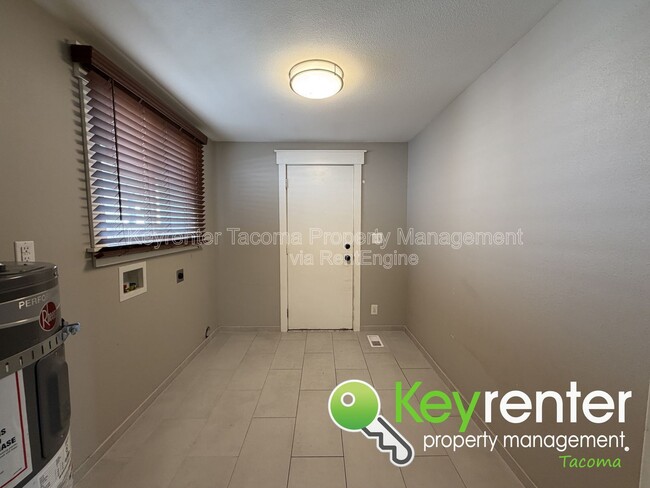 Building Photo - 2601 S 53rd St