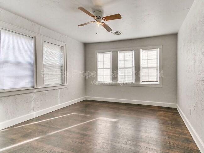 Building Photo - 946 East Dr