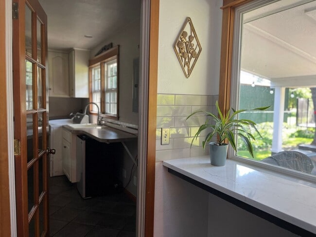 Building Photo - Beautiful custom 3 bedroom 2 bath house in...