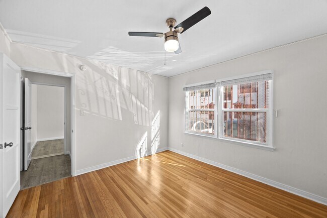 Building Photo - BRIGHT & SPACIOUS | 1 BED 1 BATH | FULL KITCHEN & PARKING INCLUDED