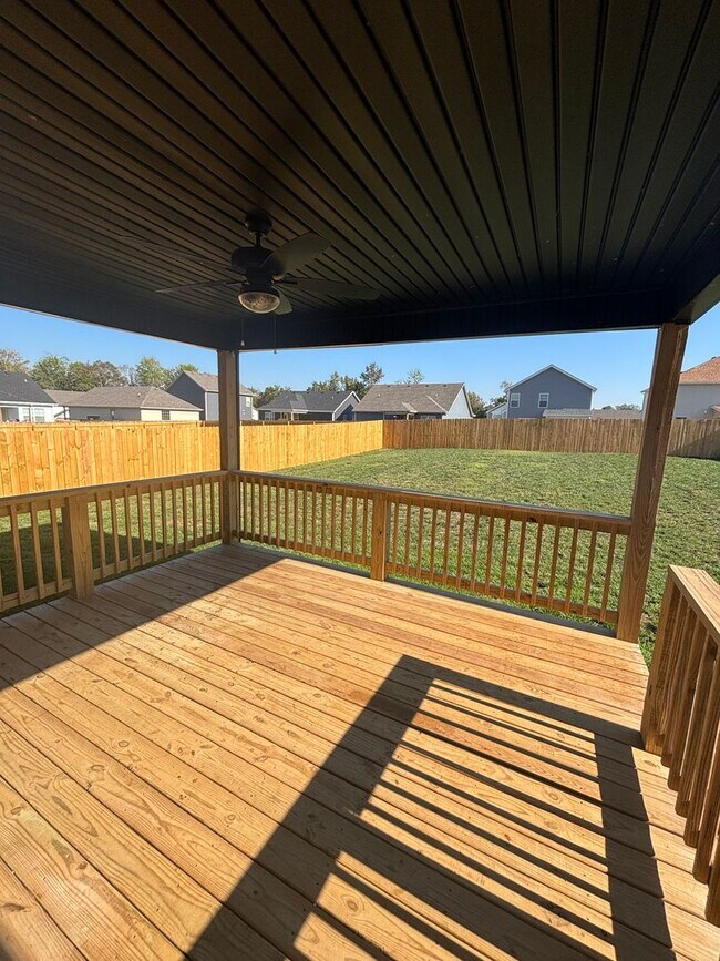 Building Photo - Stunning Like-New Home with Open Floor Pla...