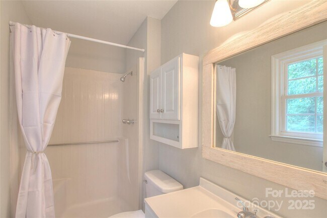 Building Photo - 1224 Sharon Dr