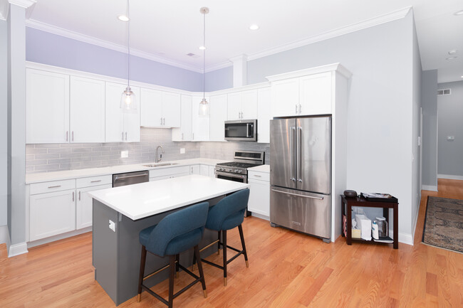 Primary Photo - 2124 S Halsted