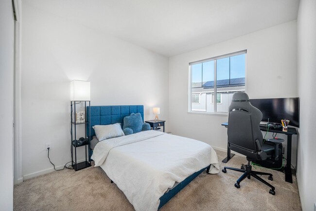 Building Photo - $3595.00 - Newer Large 3/2.5 Townhome in B...