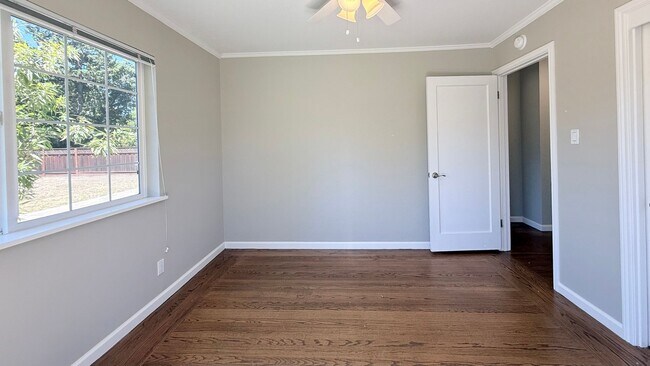 Building Photo - POETS CORNER GEM! Charming and One Of A Kind, 3BD/1BA on a Cul-de-sac Available NOW!