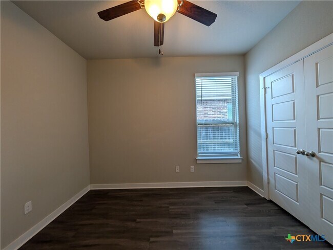 Building Photo - 549 Creekside Frst