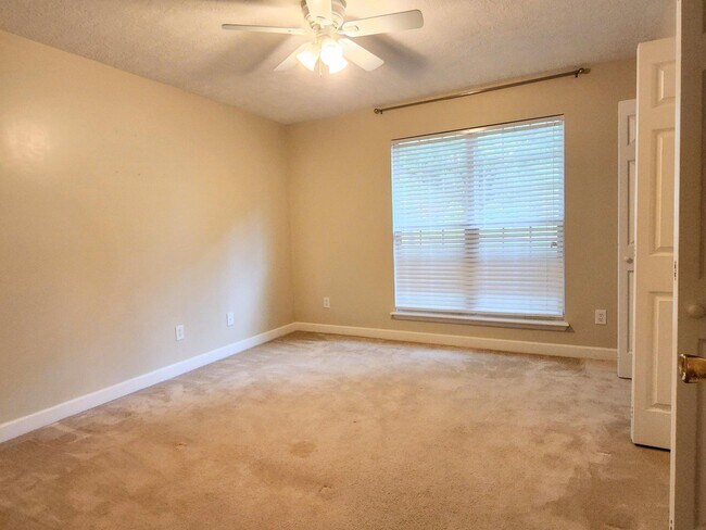 Building Photo - 241 Bainbridge Dr