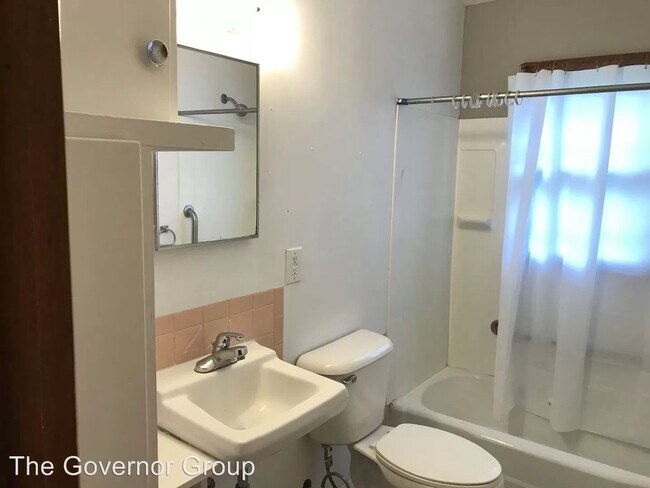 Building Photo - 2 Bedroom/1 Bathroom in Iowa City - East Side