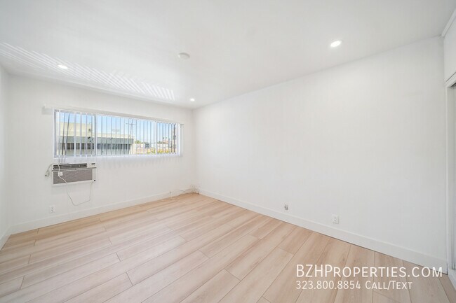 Building Photo - 326 Serrano Ave
