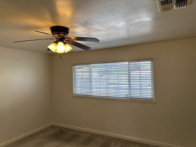 Building Photo - Beautiful Manteca 3 Bedroom Single Story H...