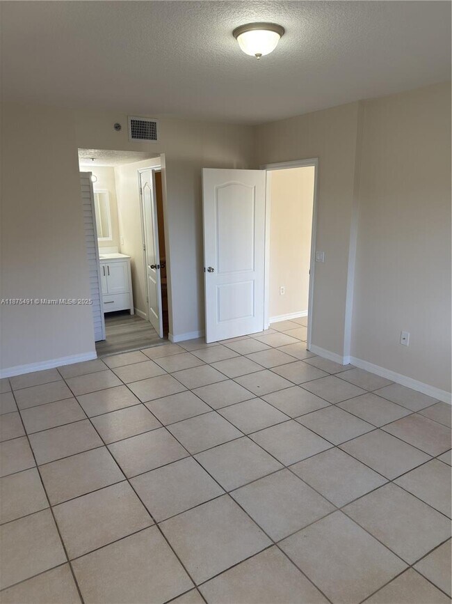 Building Photo - 9340 Fontainebleau Blvd