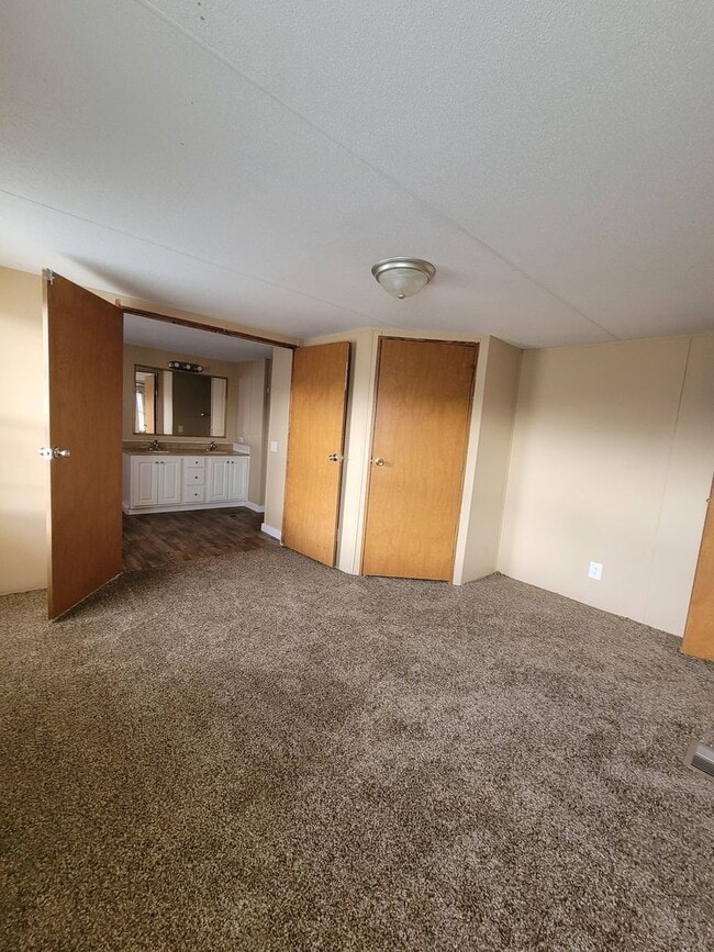 Building Photo - Ready to Move in