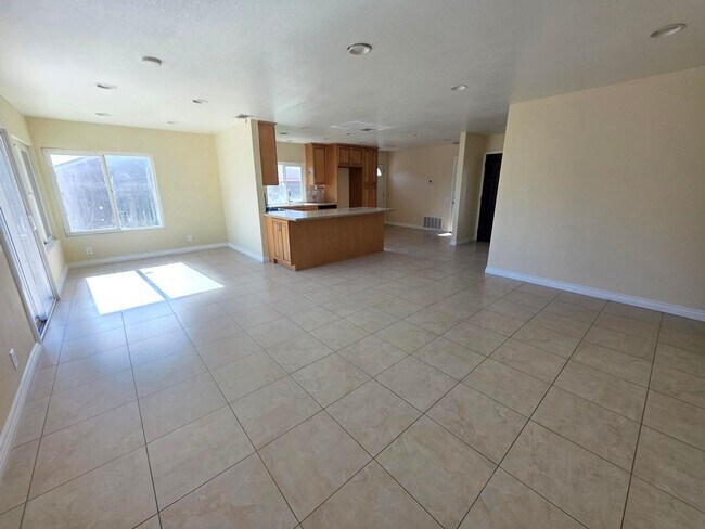 Building Photo - Close to Cal State