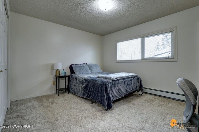 Building Photo - 3 Bedroom Unit w/ Garage in the U-MED Dist...