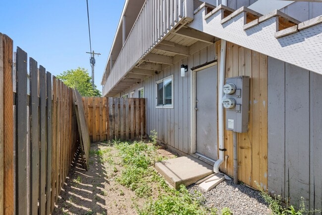 Building Photo - Ground floor apartment