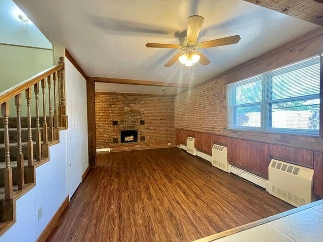 Building Photo - Beautiful 3 Bed 1.5 Bath Townhome in a Ren...
