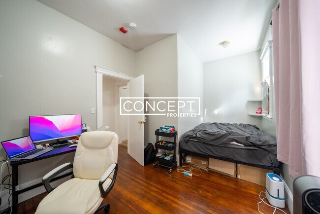 Building Photo - 447 Park Dr